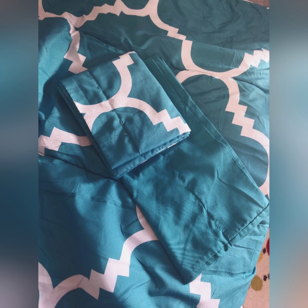 Amazon Basics Twin Bedding Set, turquoise